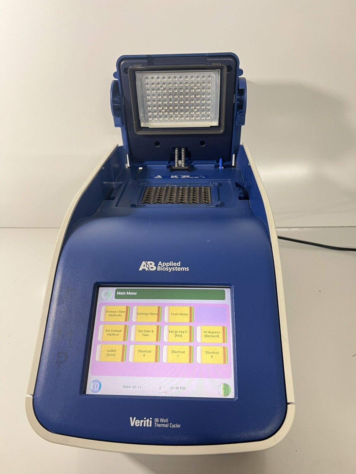 Applied Biosystems Veriti 96-well Thermal Cycler PCR - 9902