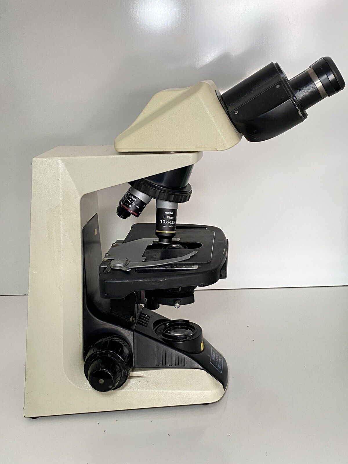 Nikon Eclipse E200 MV R Compound Binocular Microscope with 4 Objectives