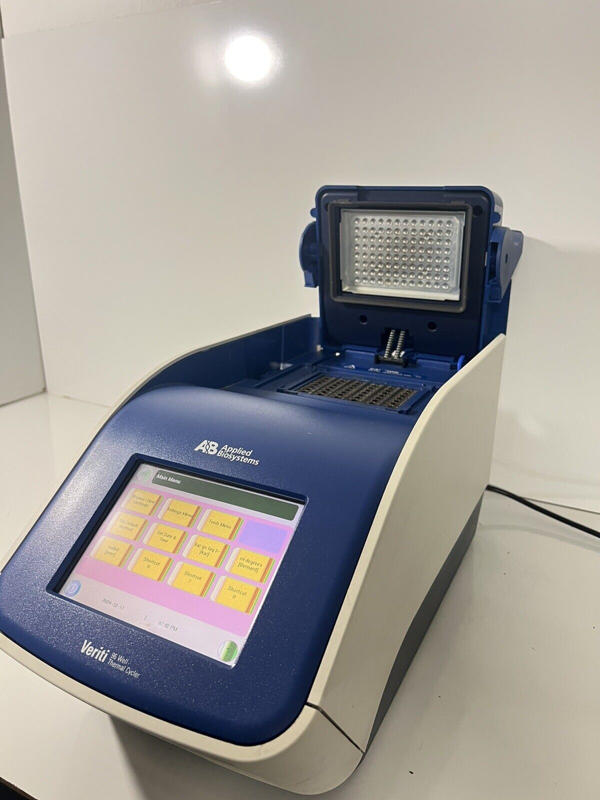 Applied Biosystems Veriti 96-well Thermal Cycler PCR - 9902